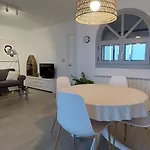 Con Piscina, Parking Y Terraza