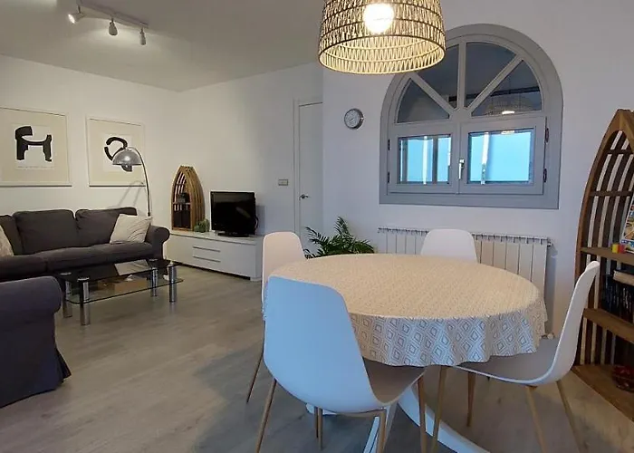 Con Piscina, Parking Y Terraza