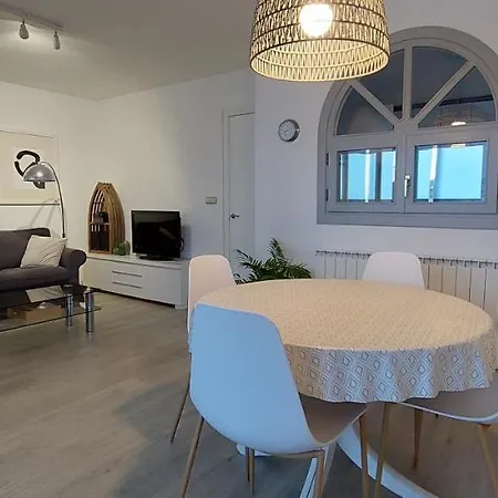 Con Piscina, Parking Y Terraza